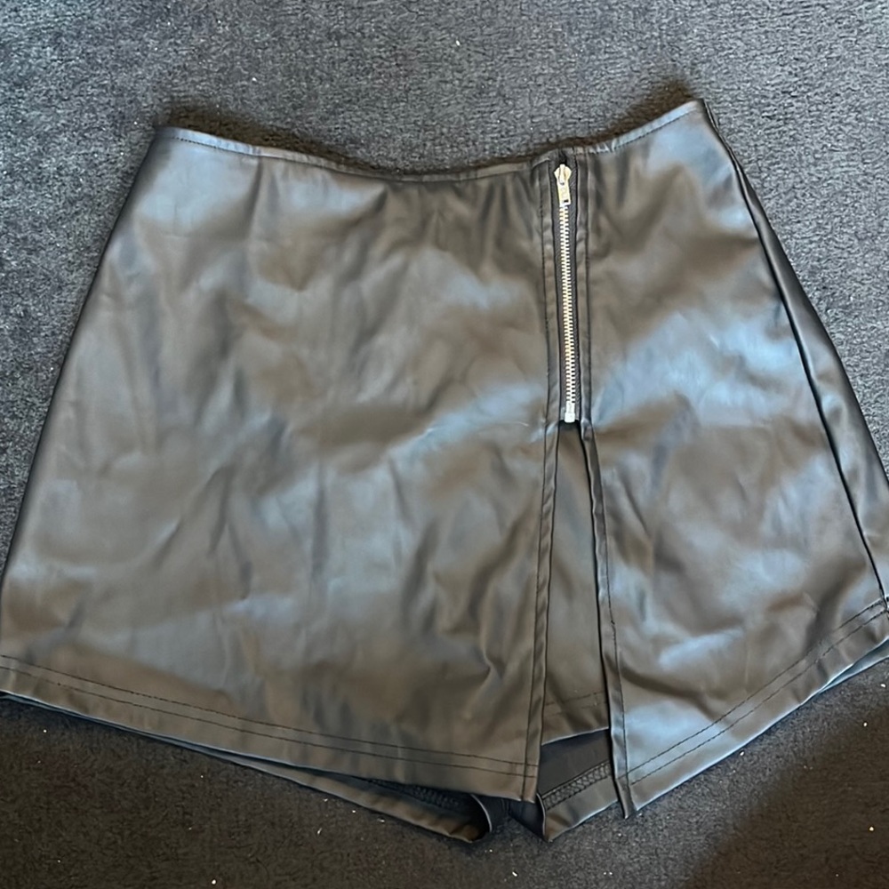 SHEIN Black Faux Leather Mini Skort